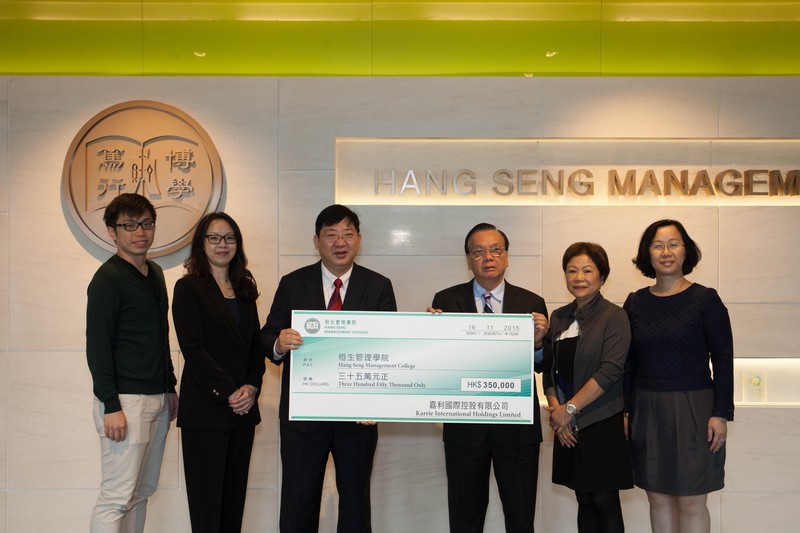 President Simon S M Ho (3rd from left) received a cheque of HK$350,000 from Dr Ho Cheuk Fai (3rd from right)