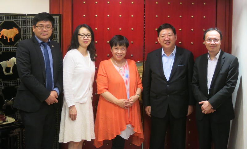 Group Photo (from left: Mr Nicholas Chu, Manager, Advancement and Alumni Affairs Office; Ms Ada Leung, Associate Vice-President (Advancement and Industry Liaisons); Mrs Mariana Yeung; President Professor Simon S M Ho; and Dr Tom Fong, Associate Vice-President (Student Development and Campus Services))