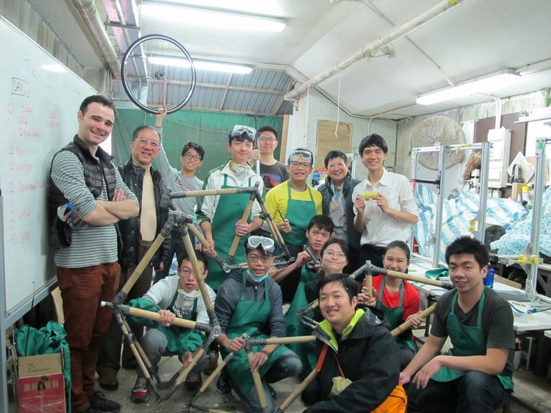 恒管校董兼校園發展委員會主席譚天放（後排左二）到訪竹單車工作坊