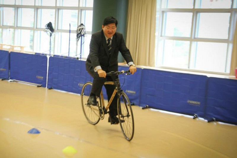 President Simon Ho tried out the bamboo bicycle at Sports Hall of Sports and Amenities Centre (Block B)