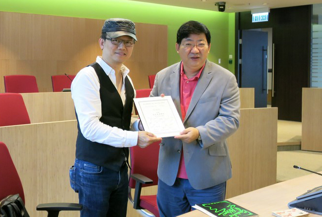 Alumni Mr Patrick Yuen presented the Appreciation Certificate to President Simon Ho