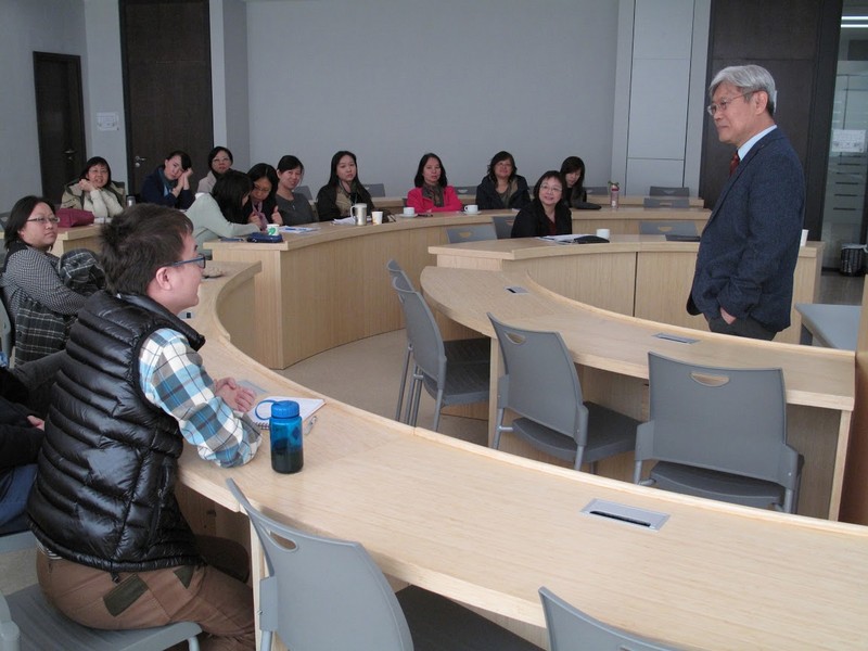 Professor Kim discussed with our staff members on different aspects of accounting research