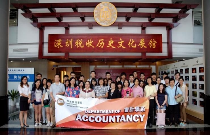 A group photo in the Shenzhen Museum of Tax History and Culture