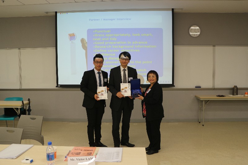 會計學系系主任黃若霞博士向黎漢威先生和林尹韜先生致送紀念品