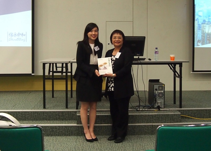 Dr Brossa Wong, Head of the Department of Accountancy, presented souvenirs to Ms Agnes Ip, the guest speaker