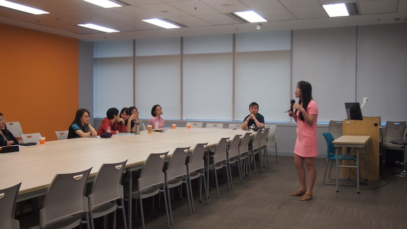 Dr Linsey Chen discussed with departmental staff after seminar