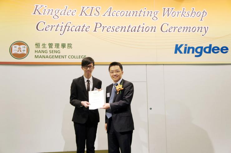 Mr Michael Ma, General Manager of Kingdee, Asia Pacific & Hong Kong, presented certificates of Kingdee Certified KIS Practitioner to students who passed the hands-on test