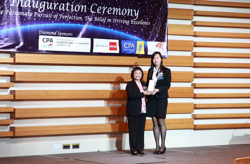 The President of Ablaze, Ms Jenny Lui, gifted the souvenir to Dr Brossa Wong, Head of Department of Accountancy