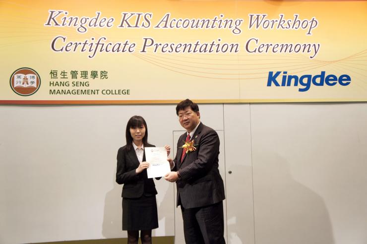 Professor Simon HO presented a certificate of attendance to each student
