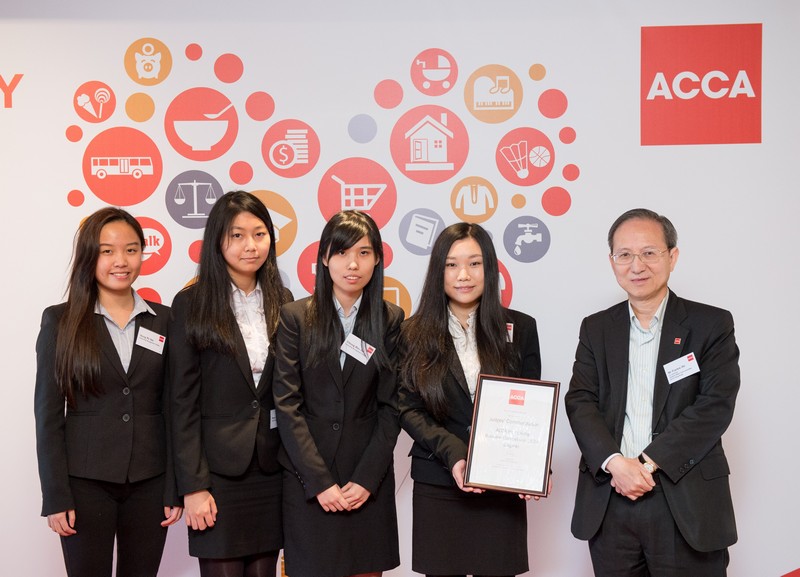 The awarded team received a certificate of Judges’ Commendation from Mr Frankie Ho, Co-chairman of Student Affairs Sub-committee, ACCA Hong Kong