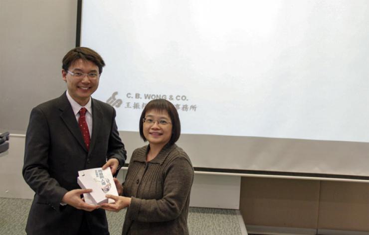 Dr Brossa Wong, Chairperson of the Department of Accountancy presented a souvenir to Mr William Wong, Manager of Deloitte Touche Tohmatsu
