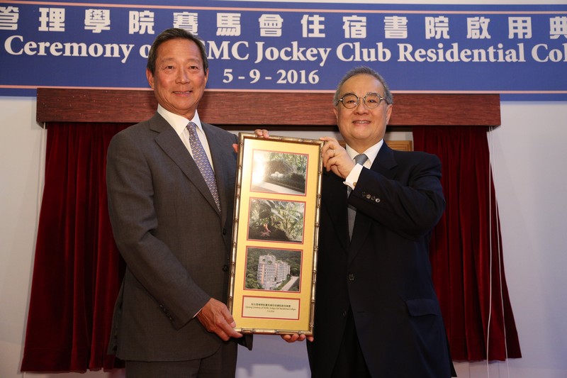 Dr Moses Cheng delivering a souvenir to Dr Simon Ip