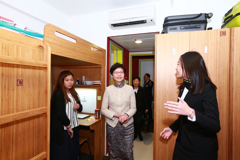 Mrs Carrie Lam visiting residents’ room with the company of HSMC Student Ambassadors