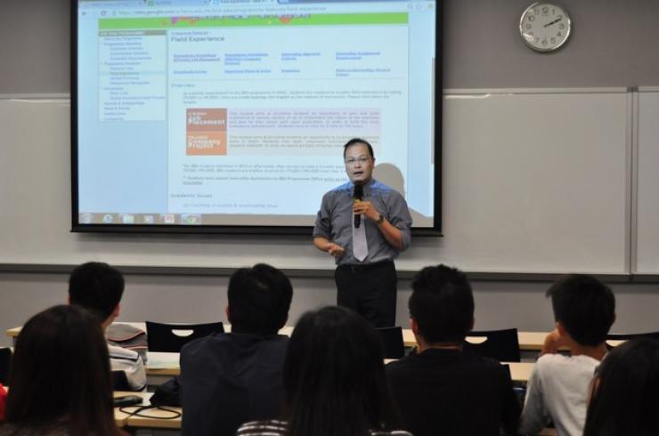 Dr Lawrence Lo briefly introduced the internship programme