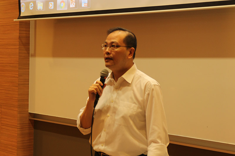 Dr Lawrence Lo, Internship Coordinator of the BBA Programme, provided internship details to students