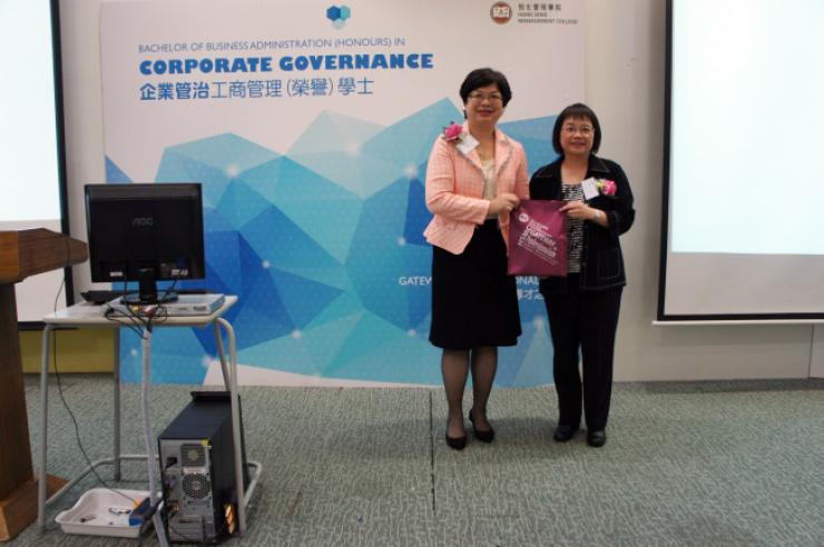 香港特許秘書公會行政總裁孫佩儀女士（左）及企業管治工商管理學系課程總監黃若霞博士（右）