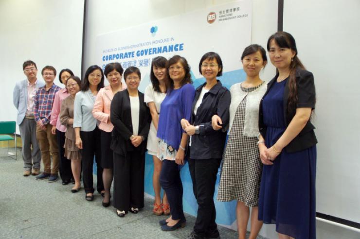 香港特許秘書公會的代表與會計學系的學術人員合照