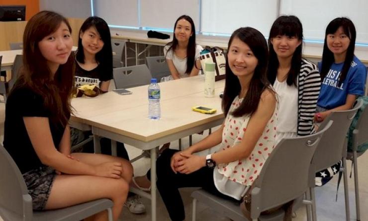 The HSSC alumni joined the ENMS as mentors to share their experience and tips on studying and working with our BBA-MGT students. (From left) Ma Hong Yi, Hung Po Yan, Choi Yuen Ching Gillian (mentor), Wong Kai Shuen, Lin Huamin, and Tang Chun Yu