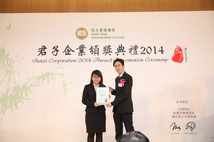 Dr Felix Tang presented the certificate of the 