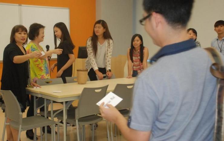 Amy Wong and Mariana Chow (first and second from left), teachers of BBA-MGT Programme, formed groups by drawing lots. Wong Pui Shan (third from left) was meeting her mentor (who held the card)