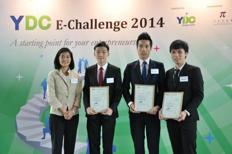 Ms Nisa Leung, Director of the YDC, with the awardees from HSMC
