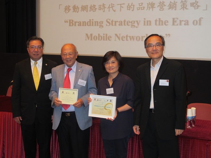 Group photo of Dr Susanna Kwok (2nd from right) and other guests