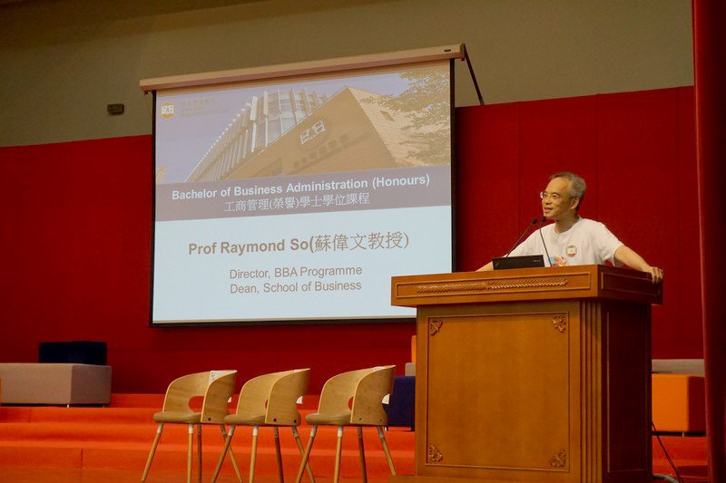 Professor Raymond So (Dean of School of Business and Programme Director of BBA Programme) warmly welcomed the freshmen