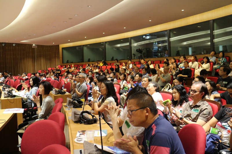 Professor Raymond So (Dean of School of Business, Programme Director of BBA Programme) introduced the campus facilities to the parents and students