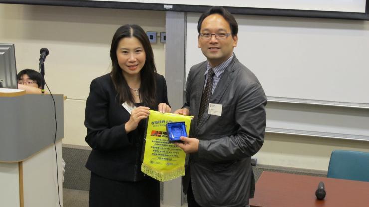 Dr Sobel Chan (right) presented souvenir to Prof Scarlet Tso (left) at HKBU