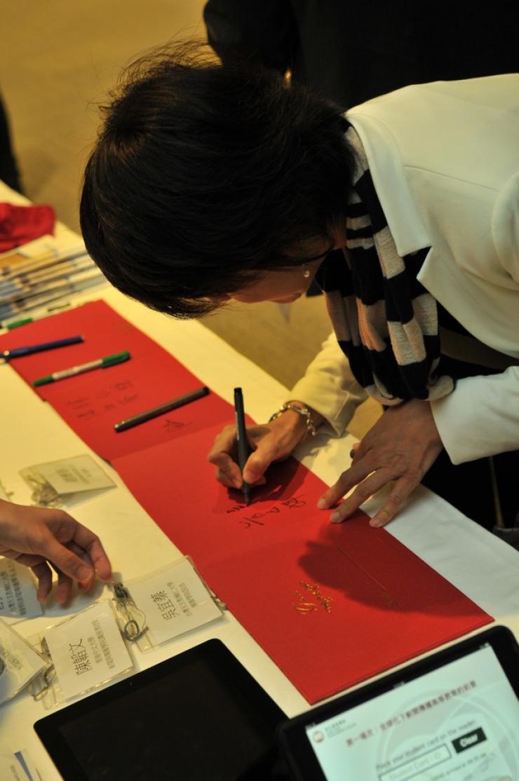 Honourable guests from Hong Kong, Mainland, and Taiwan signed on the guest book