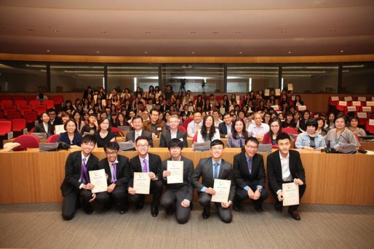 Group Photo: Professors of the School of Communication, parents and all awarded students