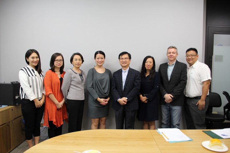 Group photo of Ms Wan and professors from the School of Communication