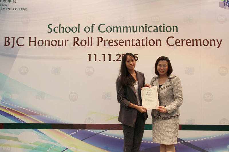 Professor Tso presented the honour roll to Year 4 and Year 3 students (2014/15) with outstanding academic performance