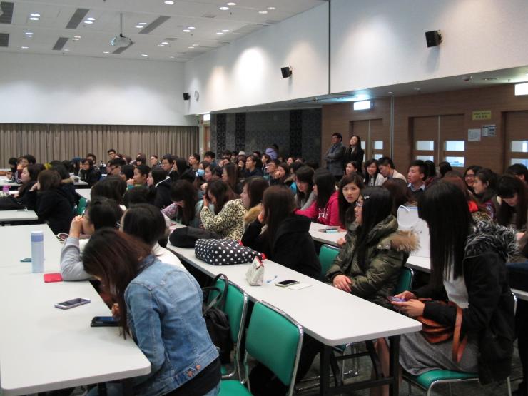 students at the briefing session
