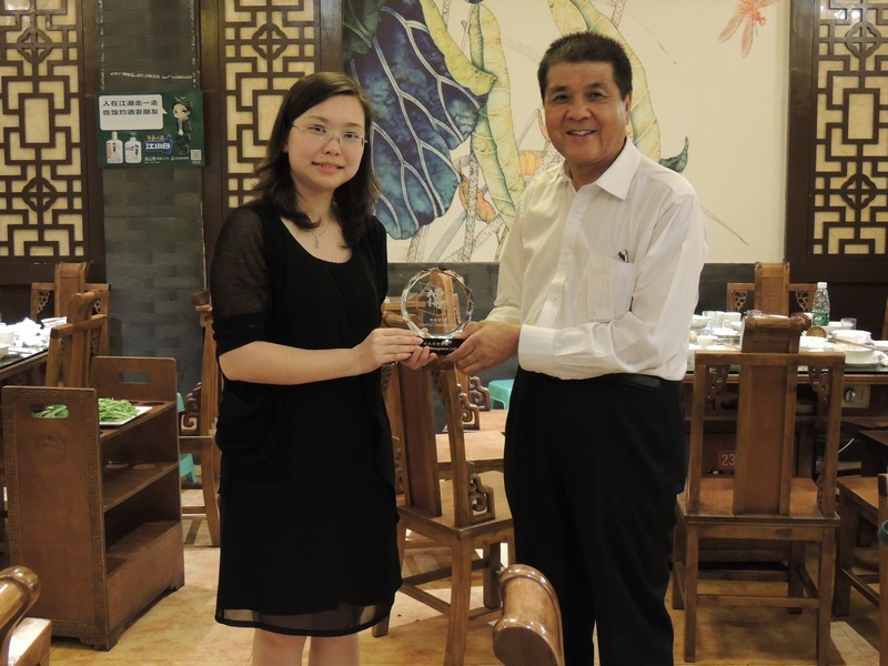 Dr Clio Wu presented souvenirs to Mr Han Jin, Director of Sichuan Changjiang Vocational College (left) and Professor Xu Ren Zhong, Vice President of Sichuan Changjiang Vocational College (right)