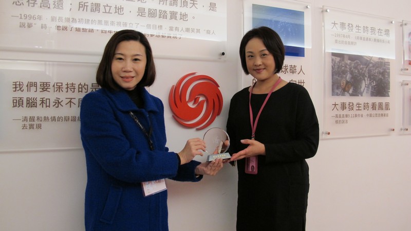 傳播學院曹虹院長(左)贈送紀念品予李慧小姐(右)