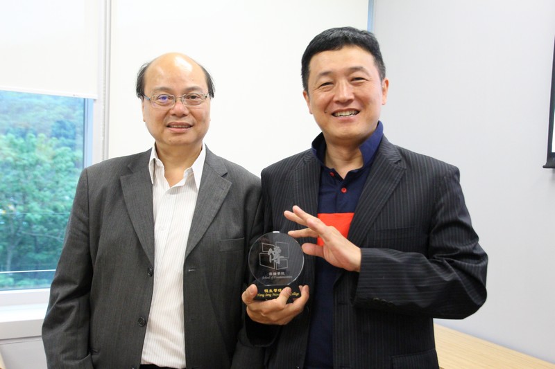 Professor Siu presented a souvenir to Professor Kim