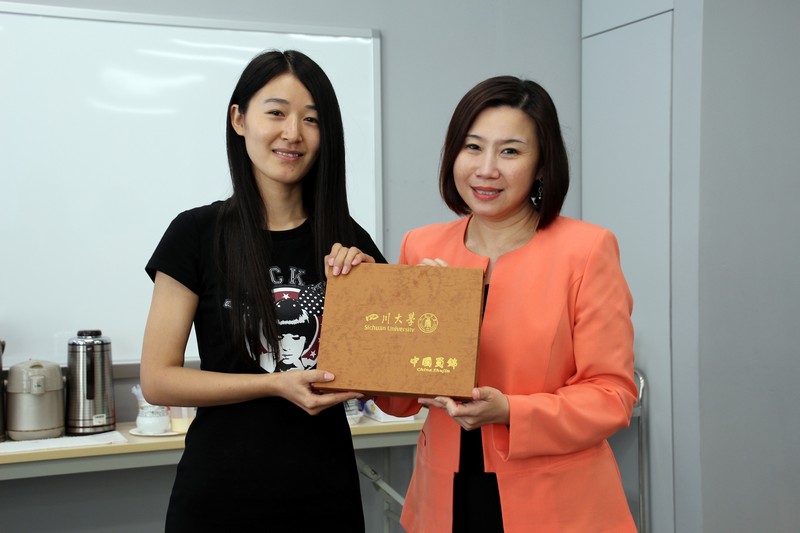 Professor Tso exchanged souvenirs with Ms Han and student representative