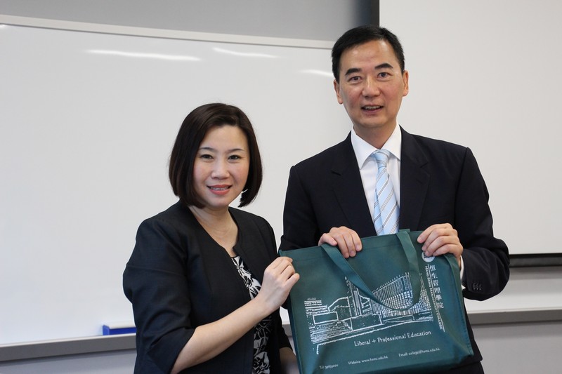 Professor Tso (left) presented souvenirs to Mr Kwan (right)