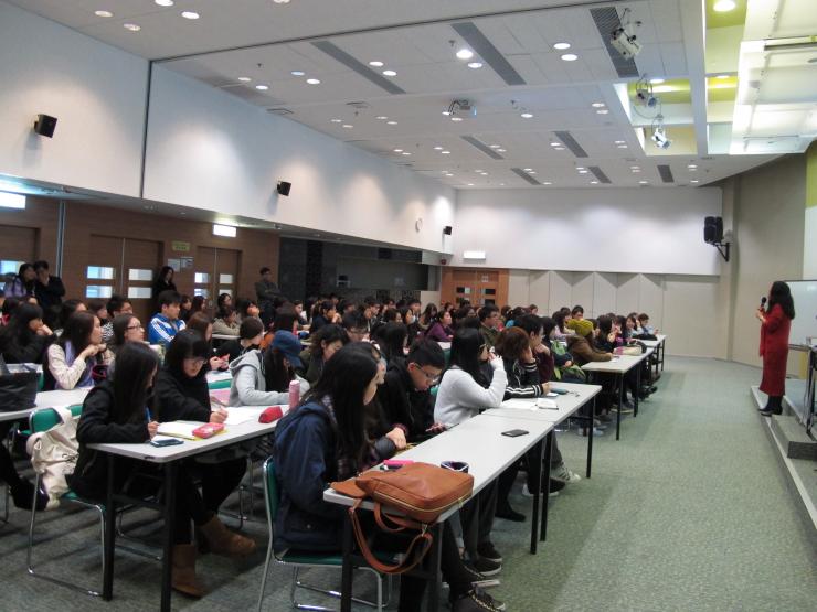 Prof. Meily Chang introduced the features, workshops, internship opportunities and career prospects of two concentrations