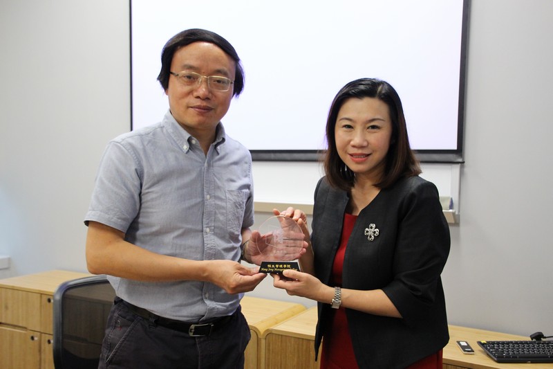 Dean Scarlet Tso presented souvenirs to Dr Li