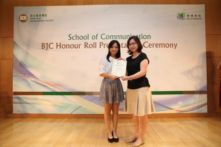 Dr Clio Wu presented the honour roll to Year 2 students (2013/14) with outstanding academic performance