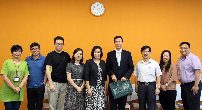 Group photo of Mr Kwan and professors from the School of Communication