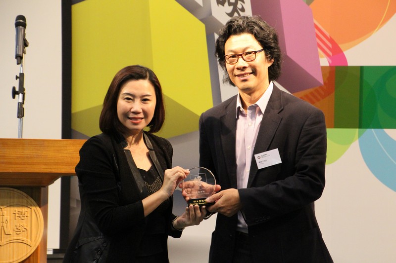 Professor Tso (left) presented a souvenir to Mr Han (right)