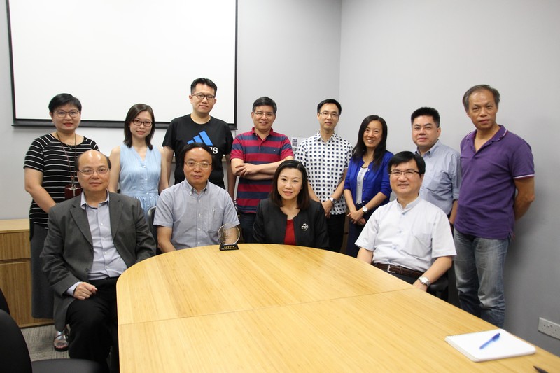 Group photo of Dr Li and professors of the School of Communication