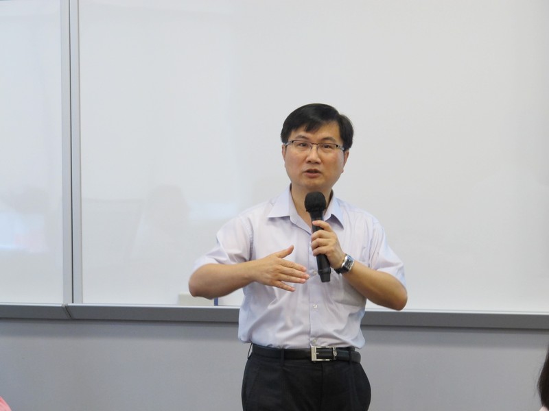 新聞及傳播學系系主任張志宇先生講述課程覆審的準備事宜及進度