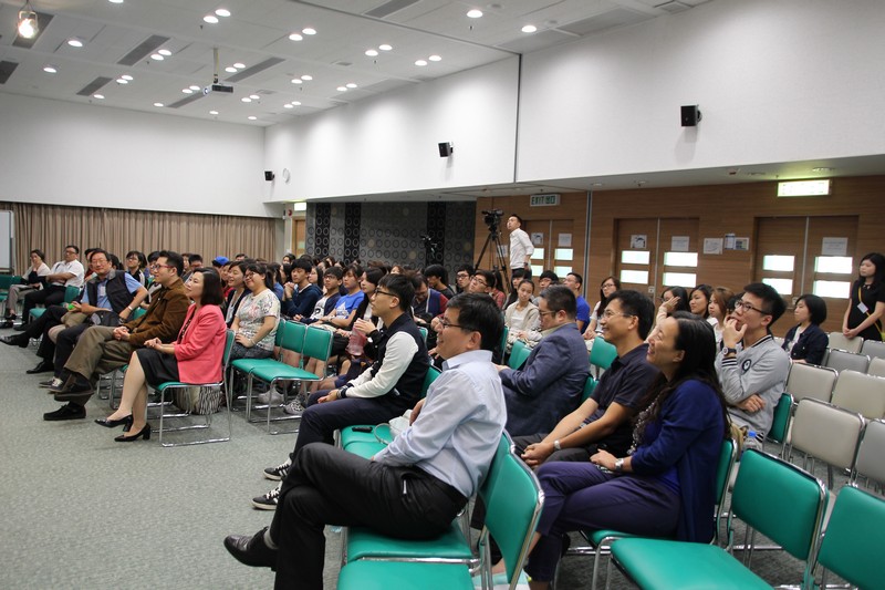 Students from the School of Communication raised questions during the Q&A session and scene at the talk