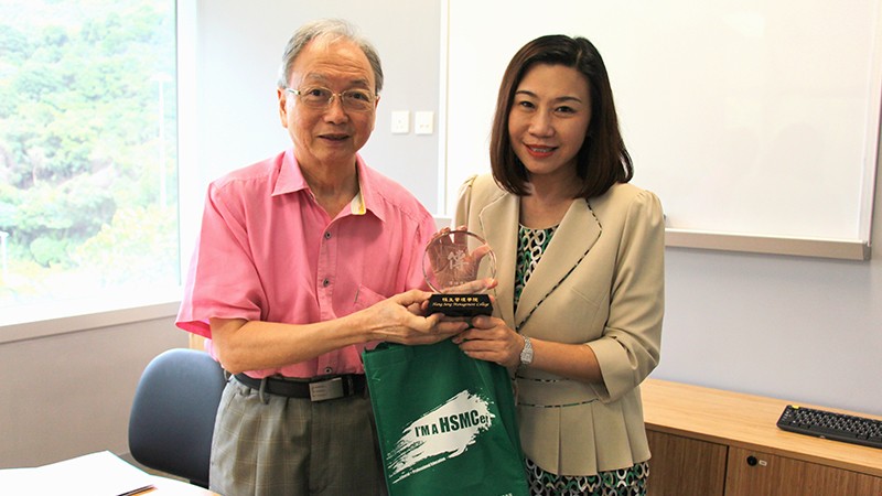 Dean Scarlet Tso presented souvenirs to Professor Huang-Fu