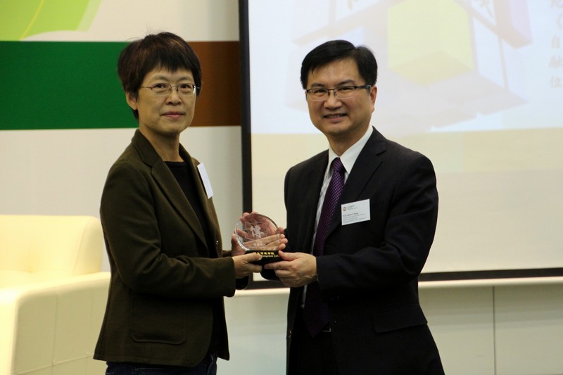 Mr James Chang (right) presented a souvenir to Director Tammy Cheung (left)