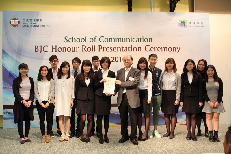 蕭旭泰教授頒發獎狀予2014/15年度電台工作坊的學生